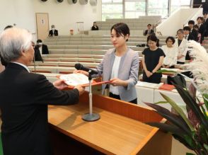 福祉の道へ新たな一歩　九州医療科学大、４２人に学位記授与