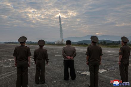 北朝鮮、超大型弾の発射実験　金氏が威力確認、320キロ飛行