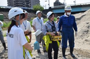 青木あすなろ建設が体験会、「水陸両用ブルドーザー」の機能