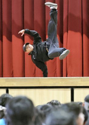 ブレイキンＳＨＩＧＥＫＩＸが母校でダンス授業　卒業文集に「織田信長になりたい。四年の一件は本能の変」