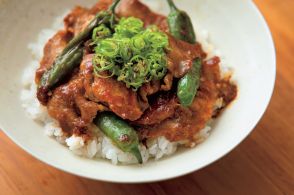 定番のしょうが焼きにバターとカレー粉で風味をプラス「豚肉としし唐のカレーしょうが焼き丼」【手間なし！スタミナ丼】