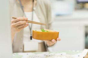 1人暮らしの30代会社員、節約のため「弁当」を持参していますが、実家暮らしの同僚は「気分転換」と毎日外食です。やはり実家暮らしだとお金に“余裕”があるのでしょうか…？