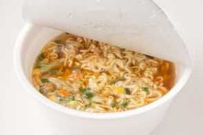 夫はコンビニの“大盛り”カップ麺をよく食べるのですが、割高ではないですか？塩分やカロリーも気になります…