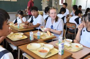 給食やかるたで生徒と交流　豪州モ市の高校生が修学旅行で来訪【山陽小野田】