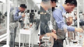 店内保管カウンターに置かれた他人のドリンクを勝手に飲む男＝韓国明洞