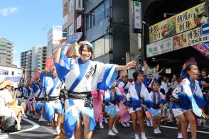 北浦和で「阿波おどり」　17連が太鼓と笛に合わせ踊り歩く