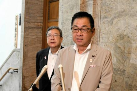 「斎藤知事の肩たたくタイミングずれた」　維新の国対委員長が悔やむ