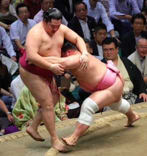 宇良が5場所ぶり勝ち越し　人気力士対決で遠藤を寄り切る