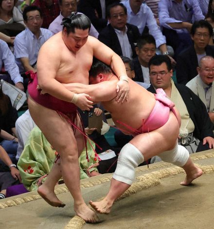 宇良が5場所ぶり勝ち越し　人気力士対決で遠藤を寄り切る