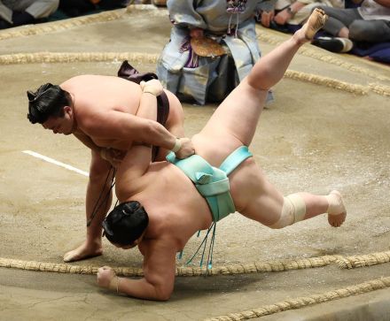 霧島が４場所ぶり２ケタ10勝目　直前で全勝大の里敗れその差は星１つ