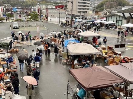 広島・宮島口でアンティーク市　日の出の時間に合わせて開始