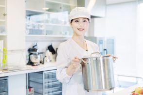 調理師免許を取得した娘。「飲食店スタッフ」と「給食調理員」で迷っているようですが、働き方や年収はどのように違いますか？