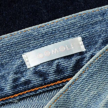 愛用するコモリ（COMOLI）の定番ジーンズ「DENIM 5P PANTS」の魅力。