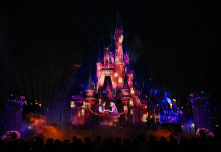 まるでディズニーの仲間と空へ　TDLで新たな夜のショーがスタート