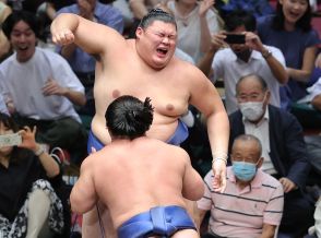 大の里は連勝が11でストップ　土俵際の逆転負けに呆然「攻めの甘さがあった」／秋場所