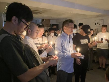 深圳の死亡男児を追悼　在日中国人ら、新宿で　ろうそく手に黙とう