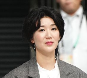 前日結婚発表の栗原恵さん祝福御礼、純白ウエディングドレス姿でブーケ持つ後ろ姿など披露