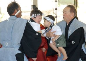 健やかな成長願う　花巻・東和　三熊野神社で泣き相撲【岩手】