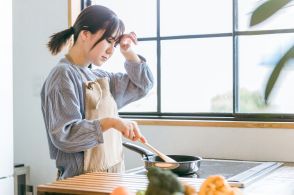 「早く起きて、飯を作れ」風邪で寝込む妻に、家事を強制する夫…離婚事由になる？