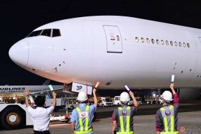 JAL「現国際線フラッグシップ」初の退役機、スゴイ姿で”新天地”へ 長～い胴体が特徴 深夜の羽田で映える「白」！