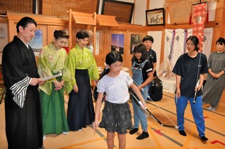 児童生徒の「巫女舞」練習を見学　福島県磐梯町で和泉元彌さん