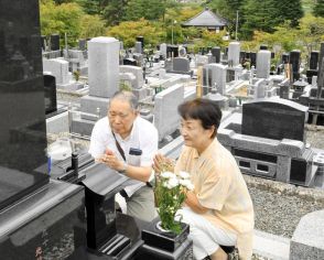 彼岸入りの１９日　線香空へ　福島県内各地で墓地・霊園に先祖の霊慰める人たち