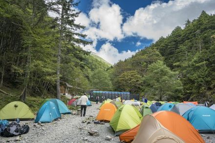 3連休、山のテン場は大賑わい!　色鮮やかなテント村【南アルプス】