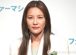 47歳・瀬戸朝香、艶やかな“美脚全開”　ショーパンスタイルのラフコーデ