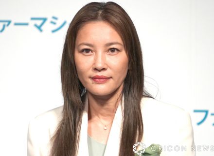 47歳・瀬戸朝香、艶やかな“美脚全開”　ショーパンスタイルのラフコーデ