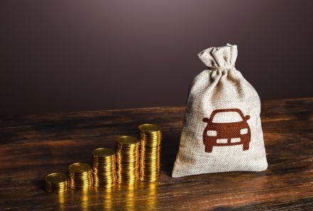 車を「ヴォクシー」に買い替えたいですが、妻から「ハイブリット車のほうがお得じゃない？」と言われています。価格が高いので迷っているのですが、ガソリン車とどちらが得なのでしょうか？