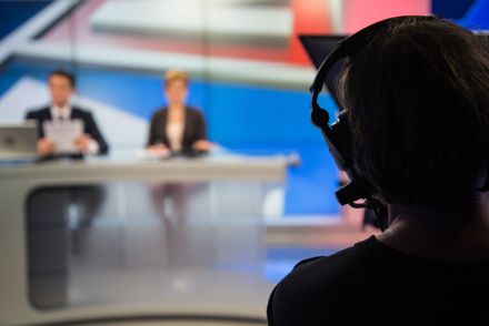 テレビ討論会が大荒れ。候補者がセクハラ疑惑に言及したライバルをイスで暴行、批判集まる。ブラジル