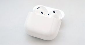 新型『AirPods 4』は買いか？軽い装着感とノイキャン両立、自然な外音が魅力。無線充電や「探す」対応などケースの機能差に注意(石野純也)