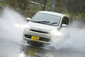 雨の日、タイヤは大丈夫？ 溝が浅くなったら要注意！ ハンドルもブレーキも効かない「ハイドロプレーニング現象」に陥らないためになすべきことは？