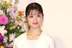 ＜橋本環奈＞白ワンピース×ケープジャケットで品よく　ゴールド調アクセで華やかさも