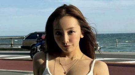 大胆デコルテ！板野友美 再び素肌がまぶしい白キャミ姿で爆イケ夏ショットを披露「夏が終わる前に投稿しなきゃ」