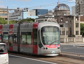 広島電鉄がJR西日本の列車に！？　赤とシルバーの車両が広島の街を駆ける　JR広島駅ビル来春開業に向けコラボ