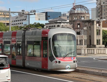 広島電鉄がJR西日本の列車に！？　赤とシルバーの車両が広島の街を駆ける　JR広島駅ビル来春開業に向けコラボ