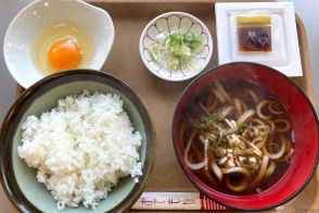 朝のおかずはシンプルに、納豆、生玉子、うどん!?　中央道「谷村PA」の朝定食