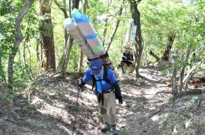 40キロの資機材を担ぎ山頂へ　焼失した神社の再建を目指す72歳