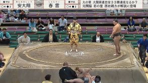 土俵下の親方が「二重被弾」の珍事 もぞもぞ…力士の可愛らしい動きに親方も思わずほっこり笑顔