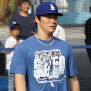 山本由伸がブルペン入り&大谷翔平「５０―５０」Ｔシャツで登場　カーショーらも…一般販売も人気