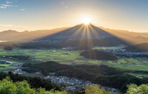 神々しい陽光降り注ぐ　母塚山で「ダイヤモンド大山」