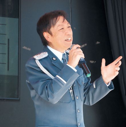 「交通安全心がけて」　さいたま市在住の演歌歌手和田青児さんが一日署長　商業施設で参加者に呼びかけ　スペシャルライブも実施