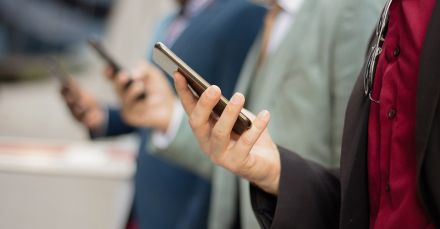 手持ちぶさたにスマホを操作する人は6割！　ながら利用も増加傾向