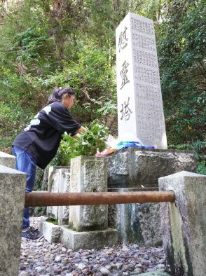 児童平和への思い強く　戦没者慰霊祭　学校近くの慰霊碑前で／岡山・津山市