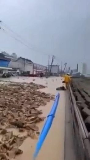 大雨の輪島「流木でひどい状態」　複数の不明者情報、被災者らも避難進める