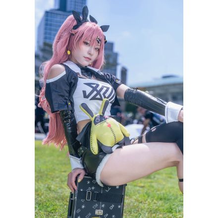 【コスプレ】圧倒的美脚でニコ・デマラを再現「ボディラインが美しく見えるようサイズを調整」