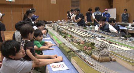 長い線路で私物の鉄道模型を走行　神戸で鉄道模型走行会／兵庫県