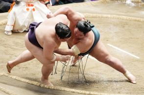 錦木が幕内で自身初の11勝目　王鵬を一方的に攻め立て寄り倒す