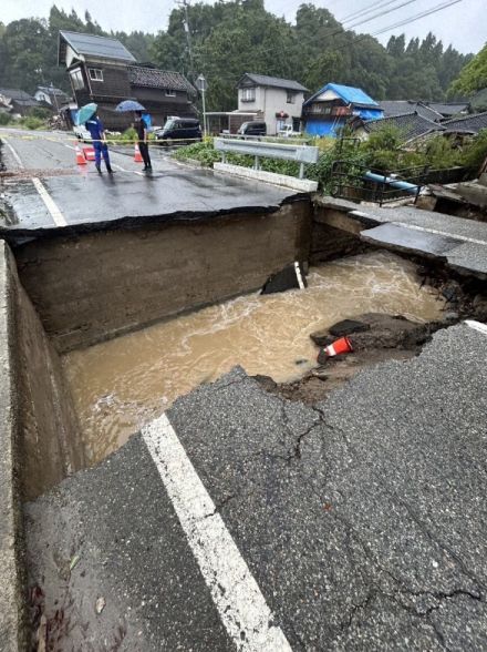 大雨の外出から4時間後　息子から送られてきた道路陥没の写真　石川